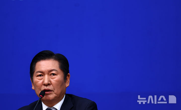 [서울=뉴시스] 김명년 기자 = 정청래 더불어민주당 대표가 8일 오전 서울 여의도 국회에서 열린 기자회견에서 취재진 질문에 답하고 있다. 2026.03.08. kmn@newsis.com