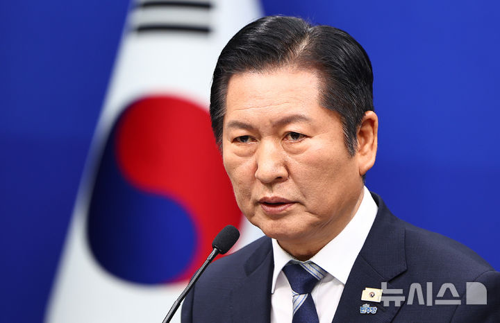 [서울=뉴시스] 김명년 기자 = 정청래 더불어민주당 대표가 8일 오전 서울 여의도 국회에서 열린 기자회견에서 성과를 발표하고 있다. 2026.03.08. kmn@newsis.com