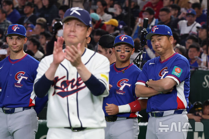 [도쿄=뉴시스] 권창회 기자 = 8일 일본 도쿄돔에서 열린 2026 WBC 조별리그 C조 3차전 한국과 대만의 경기 시작에 앞서 대만 정하오쥐 감독이 한국 류지현 감독을 보고 있다.2026.03.08. kch0523@newsis.com