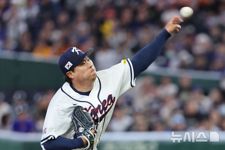 [도쿄=뉴시스] 권창회 기자 = 8일 일본 도쿄돔에서 열린 2026 WBC 조별리그 C조 3차전 한국과 대만의 경기, 1회초 한국 선발 류현진이 역투하고 있다. 2026.03.08. kch0523@newsis.com