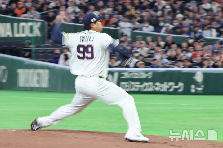 [도쿄=뉴시스] 권창회 기자 = 8일 일본 도쿄돔에서 열린 2026 WBC 조별리그 C조 3차전 한국과 대만의 경기, 1회초 한국 선발 류현진이 역투하고 있다. 2026.03.08. kch0523@newsis.com