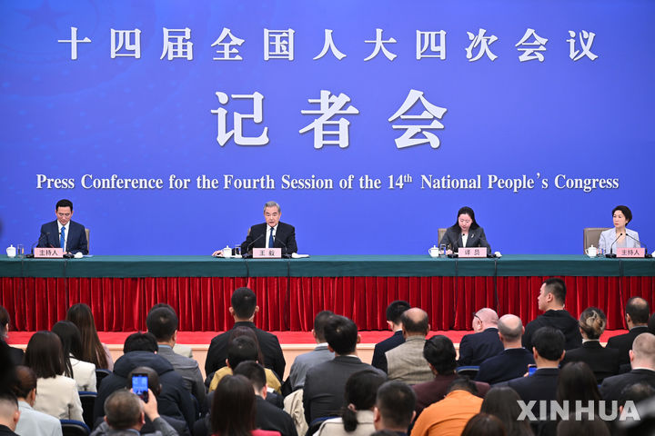 [베이징=신화/뉴시스] 왕이 중국 공산당 중앙정치국 위원 겸 외교부장이 8일 오전 베이징 인민대회당에서 열린 전국인민대표대회(전인대) 4차 회의 외교주제 기자회견을 진행하고 있다. 2026.03.08