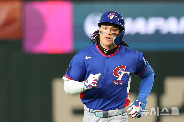 [도쿄=뉴시스] 권창회 기자 = 8일 일본 도쿄돔에서 열린 2026 WBC 조별리그 C조 3차전 한국과 대만의 경기, 2회초 대만 선두타자 장위청이 홈런을 친 뒤 그라운드를 돌고 있다. 2026.03.08. kch0523@newsis.com