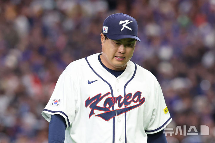 [도쿄=뉴시스] 권창회 기자 = 8일 일본 도쿄돔에서 열린 2026 WBC 조별리그 C조 3차전 한국과 대만의 경기, 2회초 한국 선발 류현진이 2이닝을 마무리한 뒤 아쉬워하고 있다. 2026.03.08. kch0523@newsis.com