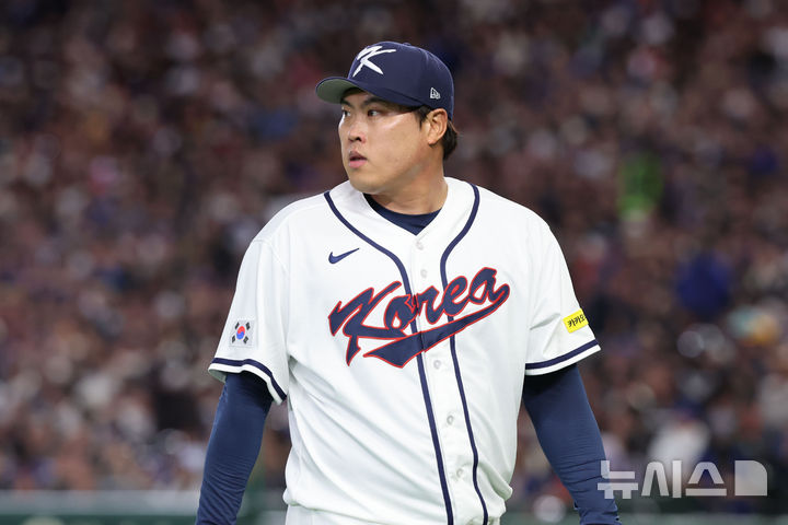 [도쿄=뉴시스] 권창회 기자 = 8일 일본 도쿄돔에서 열린 2026 WBC 조별리그 C조 3차전 한국과 대만의 경기, 2회초 한국 선발 류현진이 2이닝을 마무리한 뒤 아쉬워하고 있다. 2026.03.08. kch0523@newsis.com
