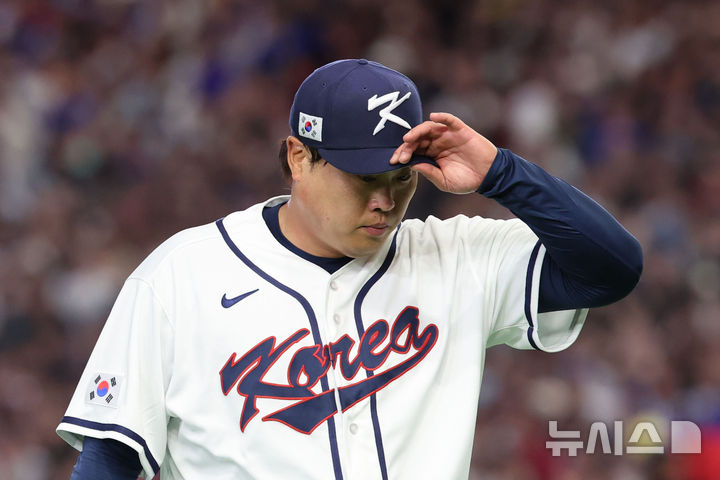 [도쿄=뉴시스] 권창회 기자 = 8일 일본 도쿄돔에서 열린 2026 WBC 조별리그 C조 3차전 한국과 대만의 경기, 2회초 한국 선발 류현진이 2이닝을 마무리한 뒤 아쉬워하고 있다. 2026.03.08. kch0523@newsis.com