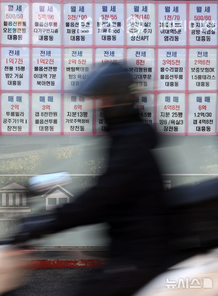 [서울=뉴시스] 배훈식 기자 = 1월 서울 아파트 평균 월세가격 150만4000원으로 최고치를 경신한 8일 오전 서울 마포구의 한 공인중개사 사무실에 100원 대 월세 매물이 붙어 있다. 한국부동산원이 발표한 월세가격지수 104.59는 2015년 통계 작성 이후 가장 높은 수준을 나타냈다. 2026.03.08. dahora83@newsis.com