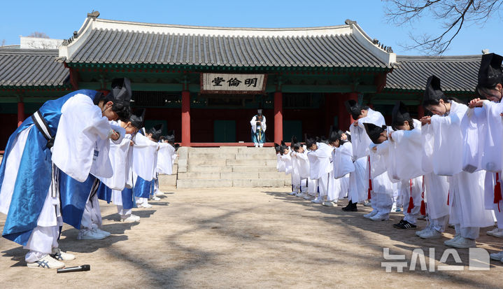 [서울=뉴시스] 조성우 기자 = 8일 서울 종로구 성균관 문묘에서 열린 2026 신방례(신입생 환영회)에서 유생 의복을 입은 성균관대학교 신입생들이 재학생들과 선배인 선진과 신입 유생인 신래가 인사를 나누는 상읍례를 하고 있다. 2026.03.08. xconfind@newsis.com