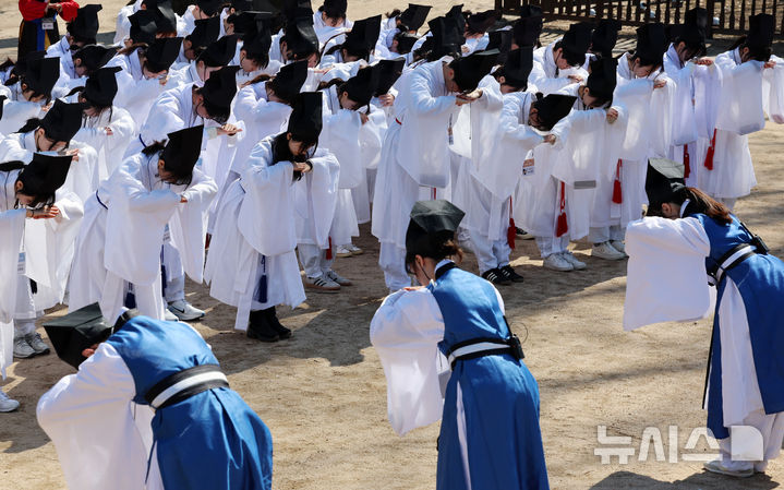 [서울=뉴시스] 조성우 기자 = 8일 서울 종로구 성균관 문묘에서 열린 2026 신방례(신입생 환영회)에서 유생 의복을 입은 성균관대학교 신입생들이 재학생들과 선배인 선진과 신입 유생인 신래가 인사를 나누는 상읍례를 하고 있다. 2026.03.08. xconfind@newsis.com