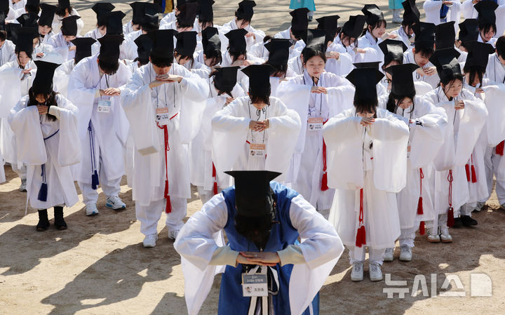 [서울=뉴시스] 조성우 기자 = 8일 서울 종로구 성균관 문묘에서 열린 2026 신방례(신입생 환영회)에서 유생 의복을 입은 성균관대학교 신입생들이 공자를 비롯한 유교 성현들에게 인사를 올리는 알묘를 하고 있다. 2026.03.08. xconfind@newsis.com