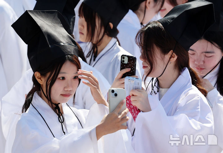 [서울=뉴시스] 조성우 기자 = 8일 서울 종로구 성균관 문묘에서 열린 2026 신방례(신입생 환영회)에서 유생 의복을 입은 성균관대학교 신입생이 복장을 정돈하고 있다. 2026.03.08. xconfind@newsis.com