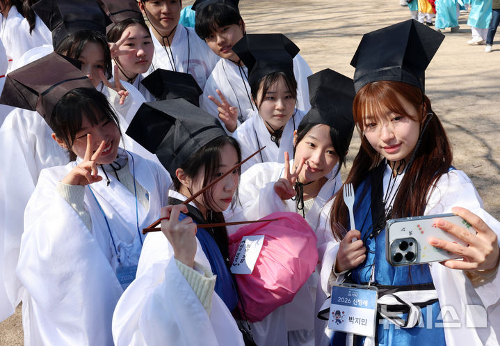 [서울=뉴시스] 조성우 기자 = 8일 서울 종로구 성균관 문묘에서 열린 2026 신방례(신입생 환영회)에서 유생 의복을 입은 성균관대학교 신입생들이 재학생들과 기념촬영을 하고 있다. 2026.03.08. xconfind@newsis.com