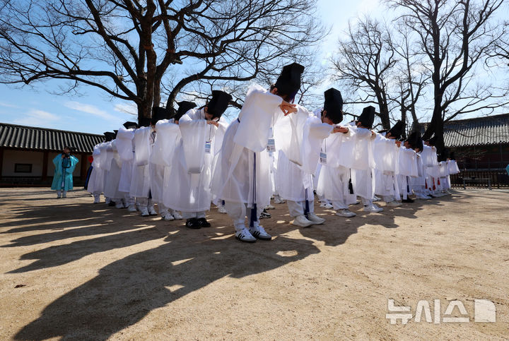 [서울=뉴시스] 조성우 기자 = 8일 서울 종로구 성균관 문묘에서 열린 2026 신방례(신입생 환영회)에서 유생 의복을 입은 성균관대학교 신입생들이 재학생들과 선배인 선진과 신입 유생인 신래가 인사를 나누는 상읍례를 하고 있다. 2026.03.08. xconfind@newsis.com