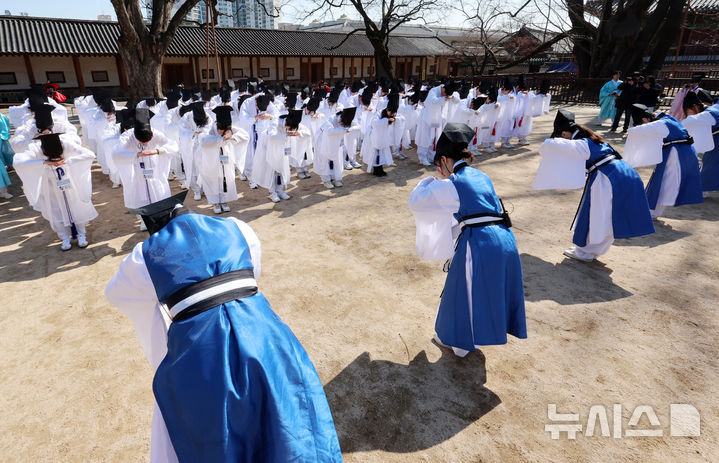 [서울=뉴시스] 조성우 기자 = 8일 서울 종로구 성균관 문묘에서 열린 2026 신방례(신입생 환영회)에서 유생 의복을 입은 성균관대학교 신입생들이 재학생들과 선배인 선진과 신입 유생인 신래가 인사를 나누는 상읍례를 하고 있다. 2026.03.08. xconfind@newsis.com