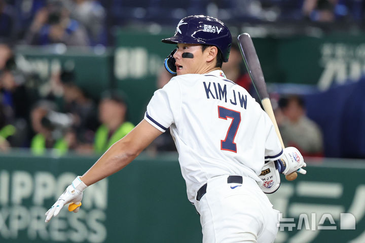 [도쿄=뉴시스] 권창회 기자 = 8일 일본 도쿄돔에서 열린 2026 WBC 조별리그 C조 3차전 한국과 대만의 경기, 3회말 무사 1루 한국 김주원이 안타를 치고 있다. 2026.03.08. kch0523@newsis.com