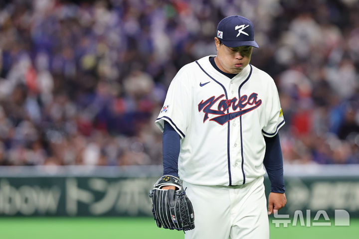 [도쿄=뉴시스] 권창회 기자 = 8일 일본 도쿄돔에서 열린 2026 WBC 조별리그 C조 3차전 한국과 대만의 경기, 3회초 한국 류현진이 이닝을 마무리한 뒤 더그아웃으로 향하고 있다. 2026.03.08. kch0523@newsis.com