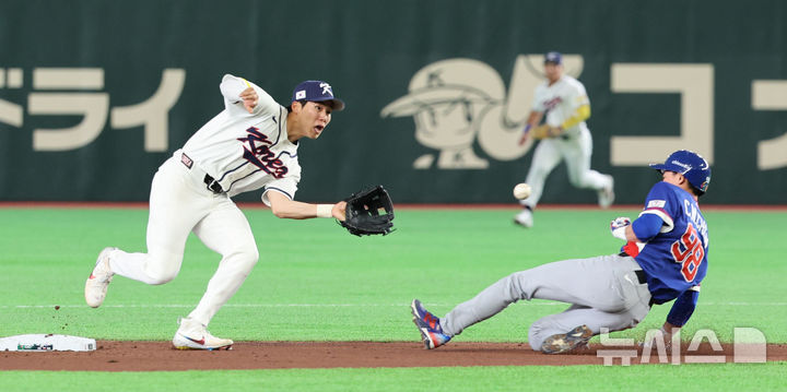 [도쿄=뉴시스] 권창회 기자 = 8일 일본 도쿄돔에서 열린 2026 WBC 조별리그 C조 3차전 한국과 대만의 경기, 3회초 2사 1, 2루 대만 1루주자 천천웨이가 2루 도루에 성공하고 있다. 한국 2루수는 김혜성.2026.03.08. kch0523@newsis.com