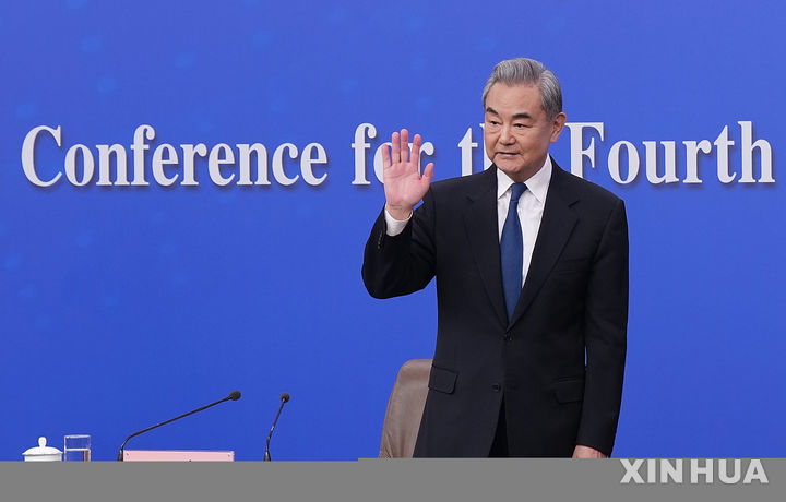 [베이징=신화/뉴시스] 왕이 중국 공산당 중앙정치국 위원 겸 외교부장이 8일 오전 베이징 인민대회당에서 열린 전국인민대표대회(전인대) 4차 회의 외교주제 기자회견에서 회견을 마친 뒤 손을 흔들고 있다. 2026.03.08