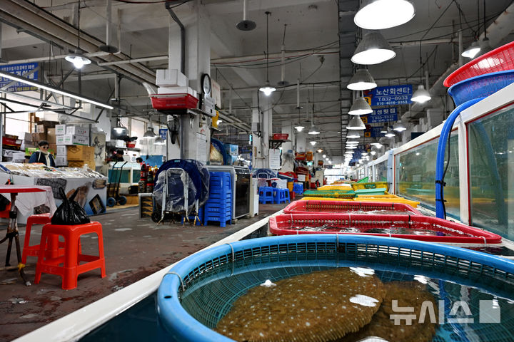 [사천=뉴시스] 차용현 기자 = 8일 오전 경남 사천시 삼천포전통수산시장이 주말임에도 불구하고 한산한 모습을 보이고 있다. 2026.03.08. con@newsis.com