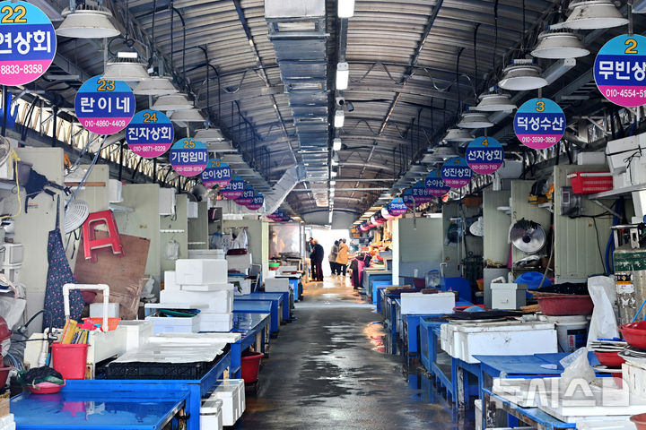 [사천=뉴시스] 차용현 기자 = 8일 오전 경남 사천시 삼천포전통수산시장이 주말임에도 불구하고 한산한 모습을 보이고 있다. 2026.03.08. con@newsis.com