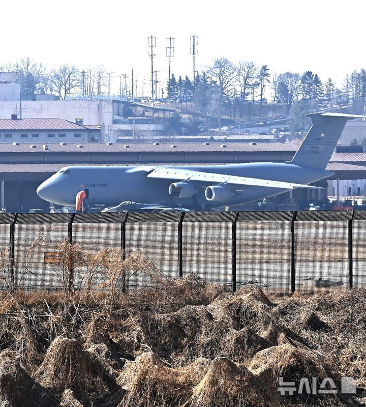 [평택=뉴시스] 김종택 기자 = 한미연합훈련인 '자유의 방패'(프리덤실드·FS) 연습을 하루 앞둔 8일 경기 평택시 주한미군 오산공군기지에 C-5 미군 대형 수송기가 계류되어 있다. 2026.03.08. jtk@newsis.com