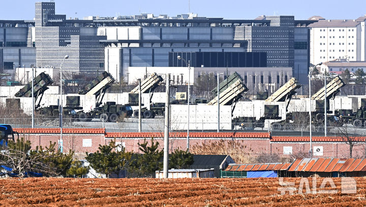 [평택=뉴시스] 김종택 기자 = 한미연합훈련인 '자유의 방패'(프리덤실드·FS) 연습을 하루 앞둔 8일 경기 평택시 캠프 험프리스에 지대공 유도 미사일 패트리엇(PAC-3)이 배치되어 있다. 2026.03.08. jtk@newsis.com
