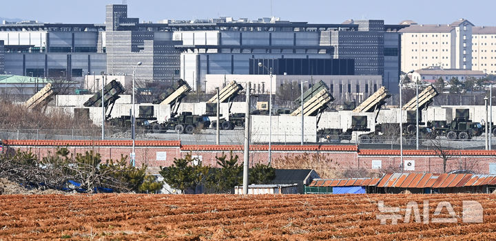 [평택=뉴시스] 지난 8일 경기 평택시 캠프 험프리스에 지대공 유도 미사일 패트리엇(PAC-3)이 배치돼 있다. 미국은 주한미군 기지에 있던 패트리엇을 중동으로 반출한 것으로 알려졌다. 2026.03.11.