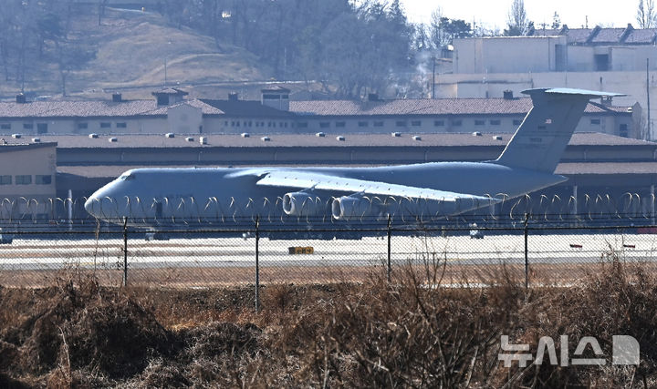 [평택=뉴시스] 김종택 기자 = 3월 8일 경기 평택시 주한미군 오산공군기지에 C-5 미군 대형 수송기가 계류되어 있는 모습. 2026.03.08. jtk@newsis.com