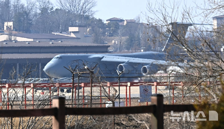[평택=뉴시스] 김종택 기자 = 한미연합훈련인 '자유의 방패'(프리덤실드·FS) 연습을 하루 앞둔 8일 경기 평택시 주한미군 오산공군기지에 C-5 미군 대형 수송기가 계류되어 있다. 2026.03.08. jtk@newsis.com