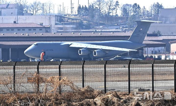 [평택=뉴시스] 김종택 기자 = 한미연합훈련인 '자유의 방패'(프리덤실드·FS) 연습을 하루 앞둔 8일 경기 평택시 주한미군 오산공군기지에 C-5 미군 대형 수송기가 계류되어 있다. 2026.03.08. jtk@newsis.com