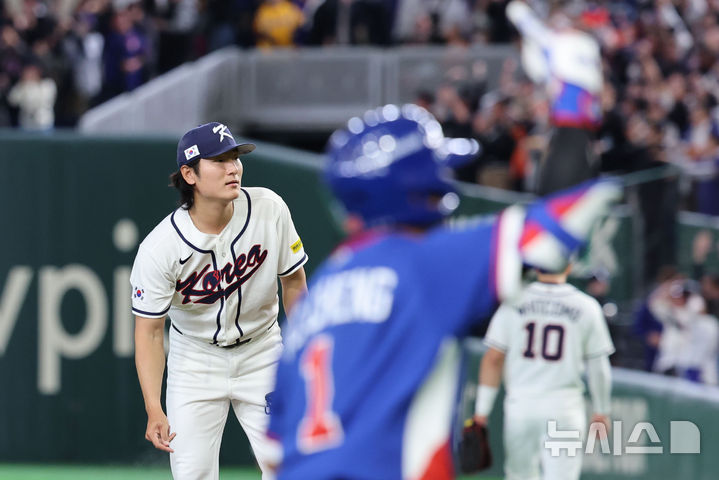 [도쿄=뉴시스] 권창회 기자 = 8일 일본 도쿄돔에서 열린 2026 WBC 조별리그 C조 3차전 한국과 대만의 경기, 6회초 무사서 한국 곽빈이 대만 선두타자 정쭝저에게 홈런을 맞은 뒤 아쉬워하고 있다. 2026.03.08. kch0523@newsis.com
