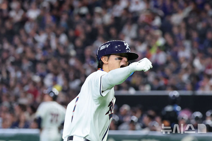 [도쿄=뉴시스] 권창회 기자 = 8일 일본 도쿄돔에서 열린 2026 WBC 조별리그 C조 3차전 한국과 대만의 경기, 6회말 1사 1루 한국 김도영이 2점 홈런을 친 뒤 포효하고 있다. 2026.03.08. kch0523@newsis.com