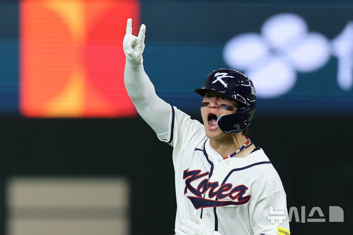 [도쿄=뉴시스] 권창회 기자 = 8일 일본 도쿄돔에서 열린 2026 WBC 조별리그 C조 3차전 한국과 대만의 경기, 6회말 1사 1루 한국 김도영이 2점 홈런을 친 뒤 그라운드를 돌고 있다. 2026.03.08. kch0523@newsis.com