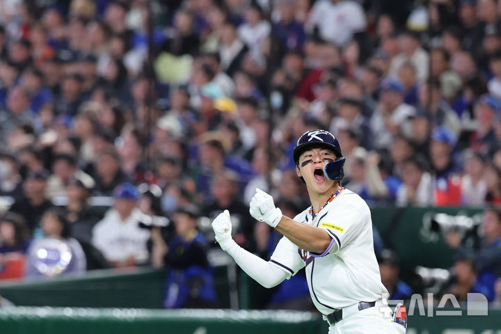 [도쿄=뉴시스] 권창회 기자 = 8일 일본 도쿄돔에서 열린 2026 WBC 조별리그 C조 3차전 한국과 대만의 경기, 6회말 1사 1루 한국 김도영이 2점 홈런을 친 뒤 포효하고 있다. 2026.03.08. kch0523@newsis.com