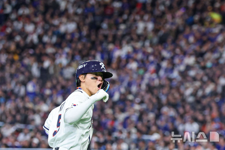 [도쿄=뉴시스] 권창회 기자 = 8일 일본 도쿄돔에서 열린 2026 WBC 조별리그 C조 3차전 한국과 대만의 경기, 6회말 1사 1루 한국 김도영이 2점 홈런을 친 뒤 그라운드를 돌고 있다. 2026.03.08. kch0523@newsis.com