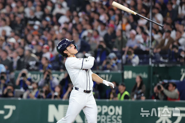 [도쿄=뉴시스] 권창회 기자 = 8일 일본 도쿄돔에서 열린 2026 WBC 조별리그 C조 3차전 한국과 대만의 경기, 6회말 1사 1루 한국 김도영이 2점 홈런을 친 뒤 포효하며 빠던을 하고 있다. 2026.03.08. kch0523@newsis.com