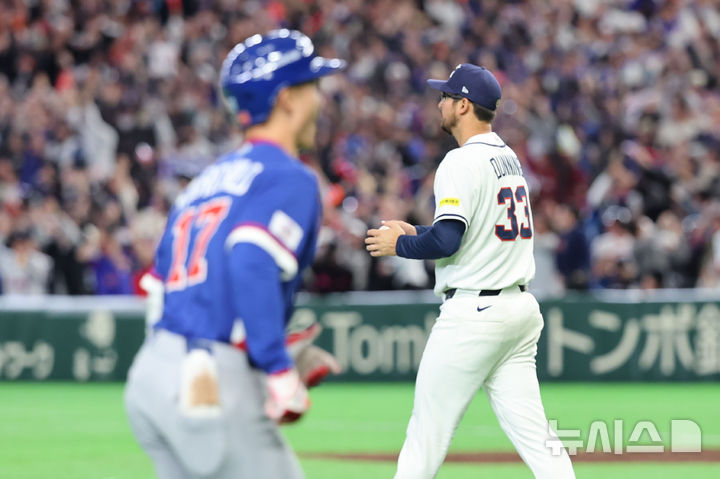[도쿄=뉴시스] 권창회 기자 = 8일 일본 도쿄돔에서 열린 2026 WBC 조별리그 C조 3차전 한국과 대만의 경기, 8회초 2사 2루 한국 데인 더닝이 대만 페어차일드에게 역전 홈런을 허용당한 뒤 아쉬워하고 있다. 2026.03.08. kch0523@newsis.com