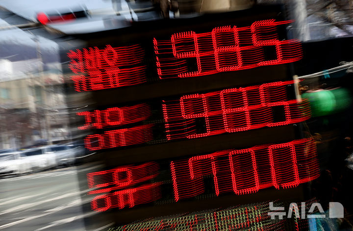 [대구=뉴시스] 이무열 기자 = 미국과 이스라엘의 이란 공습에 따른 중동 정세 불안 여파로 국내 주유소 기름값이 가파르게 상승한 8일 대구 시내 한 주유소에 유가 정보가 표시되어 있다. 2026.03.08. lmy@newsis.com