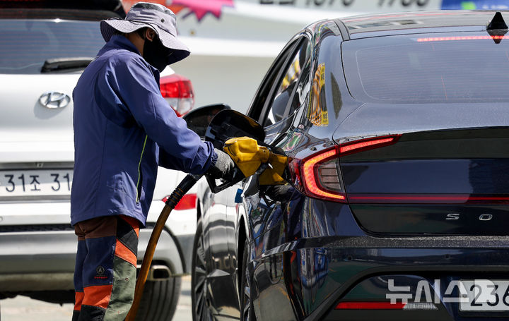 [대구=뉴시스] 이무열 기자 = 미국과 이스라엘의 이란 공습에 따른 중동 정세 불안 여파로 국내 주유소 기름값이 가파르게 상승한 8일 대구 시내 한 주유소에서 직원이 주유하고 있다. 2026.03.08. lmy@newsis.com