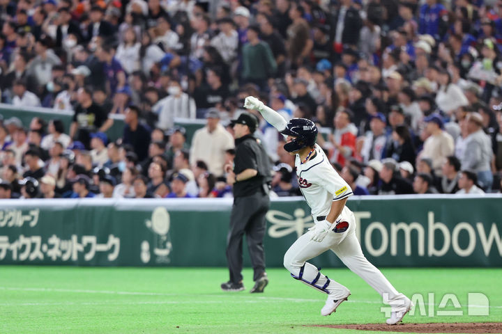[도쿄=뉴시스] 권창회 기자 = 8일 일본 도쿄돔에서 열린 2026 WBC 조별리그 C조 3차전 한국과 대만의 경기, 8회말 2사 1루 한국 김도영이 1타점 동점 적시타를 친 뒤 진루하고 있다. 2026.03.08. kch0523@newsis.com