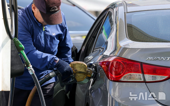 [대구=뉴시스] 이무열 기자 = 미국과 이스라엘의 이란 공습에 따른 중동 정세 불안 여파로 국내 주유소 기름값이 가파르게 상승한 8일 대구 시내 한 주유소에서 직원이 주유하고 있다. 2026.03.08. lmy@newsis.com