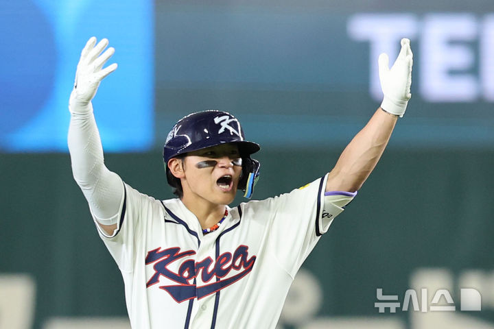[도쿄=뉴시스] 권창회 기자 = 8일 일본 도쿄돔에서 열린 2026 WBC 조별리그 C조 3차전 한국과 대만의 경기, 8회말 2사 1루 한국 김도영이 1타점 동점 적시타를 친 뒤 포효하고 있다. 2026.03.08. kch0523@newsis.com