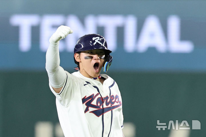 [도쿄=뉴시스] 권창회 기자 = 8일 일본 도쿄돔에서 열린 2026 WBC 조별리그 C조 3차전 한국과 대만의 경기, 8회말 2사 1루 한국 김도영이 1타점 동점 적시타를 친 뒤 포효하고 있다. 2026.03.08. kch0523@newsis.com