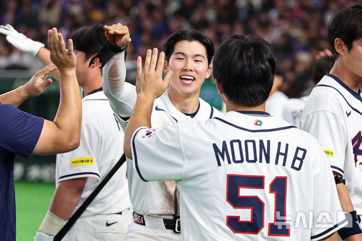 [도쿄=뉴시스] 권창회 기자 = 8일 일본 도쿄돔에서 열린 2026 WBC 조별리그 C조 3차전 한국과 대만의 경기, 8회말 2사 1루 한국 김도영의 1타점 동점 적시타로 홈인한 김혜성이 동료들과 하이파이브 하고 있다. 2026.03.08. kch0523@newsis.com