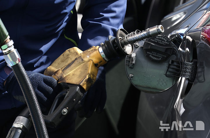 [대구=뉴시스] 이무열 기자 = 미국과 이스라엘의 이란 공습에 따른 중동 정세 불안 여파로 국내 주유소 기름값이 가파르게 상승한 8일 대구 시내 한 주유소에서 직원이 주유하고 있다. 2026.03.08. lmy@newsis.com