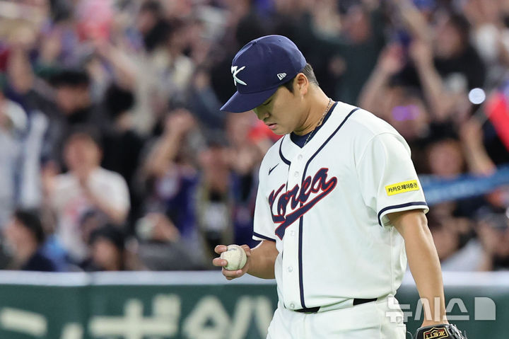 [도쿄=뉴시스] 권창회 기자 = 8일 일본 도쿄돔에서 열린 2026 WBC 조별리그 C조 3차전 한국과 대만의 경기, 10회초 한국 고우석이 대만에게 점수를 내준 뒤 아쉬워하고 있다. 2026.03.08. kch0523@newsis.com