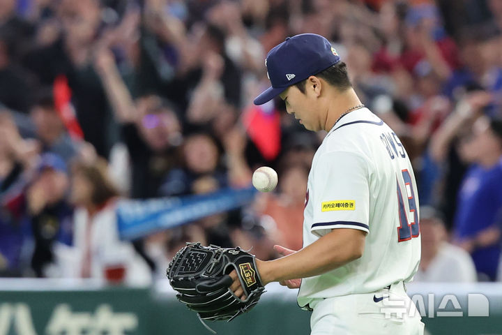 [도쿄=뉴시스] 권창회 기자 = 8일 일본 도쿄돔에서 열린 2026 WBC 조별리그 C조 3차전 한국과 대만의 경기, 10회초 한국 고우석이 대만에게 점수를 내준 뒤 아쉬워하고 있다. 2026.03.08. kch0523@newsis.com