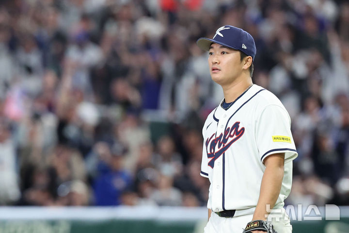 [도쿄=뉴시스] 권창회 기자 = 8일 일본 도쿄돔에서 열린 2026 WBC 조별리그 C조 3차전 한국과 대만의 경기, 10회초 한국 고우석이 대만에게 점수를 내준 뒤 아쉬워하고 있다. 2026.03.08. kch0523@newsis.com