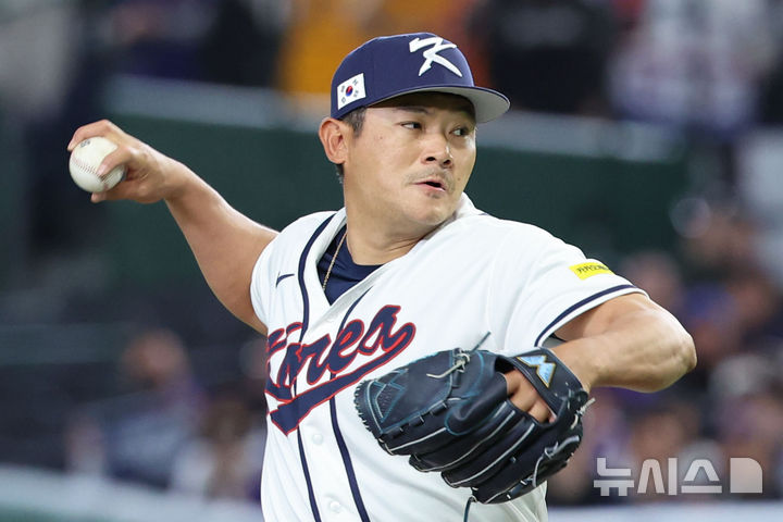 [도쿄=뉴시스] 권창회 기자 = 8일 일본 도쿄돔에서 열린 2026 WBC 조별리그 C조 3차전 한국과 대만의 경기, 10회초 한국 노경은이 역투하고 있다. 2026.03.08. kch0523@newsis.com