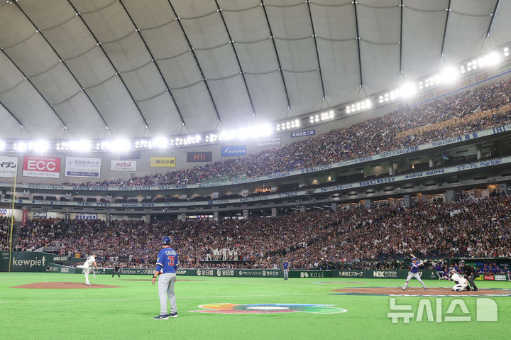[도쿄=뉴시스] 권창회 기자 = 8일 일본 도쿄돔에서 열린 2026 WBC 조별리그 C조 3차전 한국과 대만의 경기, 10회초 한국 노경은이 역투하고 있다. 2026.03.08. kch0523@newsis.com